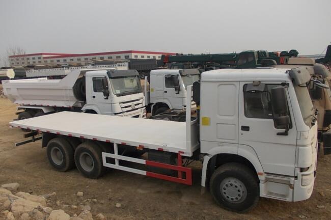 SINOTRUK howo 20ft container carry flatbed truck